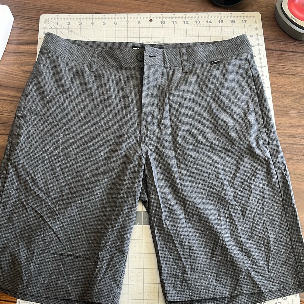Travis Mathew lightweight gray shorts Size 32 - gently worn